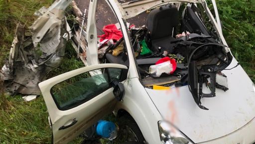 Машину розірвало навпіл: зʼявилися фото з місць ударів по Харківщині