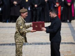 Зеленский вручил золотую звезду Героя Украины солдату, защищающему Харьковщину