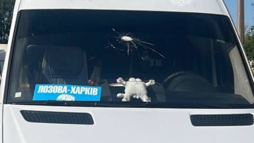 Під Харковом мікроавтобус опинився під ударом російського дрона: поранені пасажири