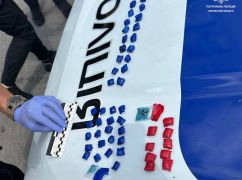 У Харкові патрульні затримали чоловіка із 52 згортками наркотиків