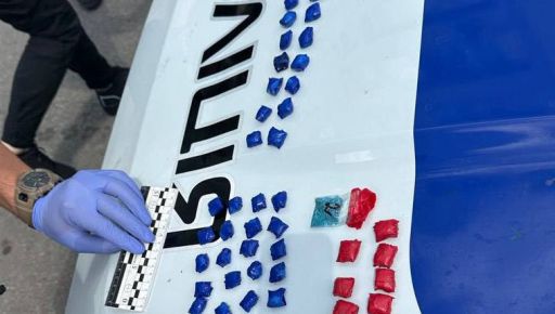 У Харкові патрульні затримали чоловіка із 52 згортками наркотиків
