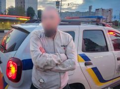 У Харкові затримали чоловіка, який пограбував перехожого та втік на електроскутері