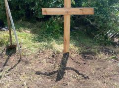 В Харьковской области погибшего от FPV-дрона пенсионера похоронили в собственном дворе