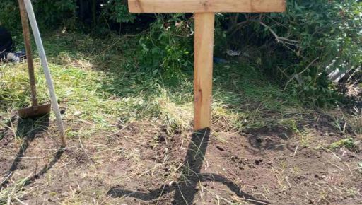 На Харківщині загиблого від FPV-дрона пенсіонера поховали у власному дворі