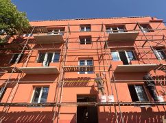 В мэрии показали, как восстанавливают поврежденный обстрелами дом на Салтовке