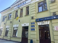 В Лозовой после атаки РФ остановили движение поездов: повреждены вокзал и контактная сеть