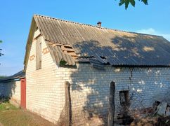 Росіяни атакували "Молнією" село на Харківщині: пошкоджено будинок