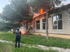 Окупанти спричинили масштабну пожежу у ліцеї на Харківщині: кадри з місця