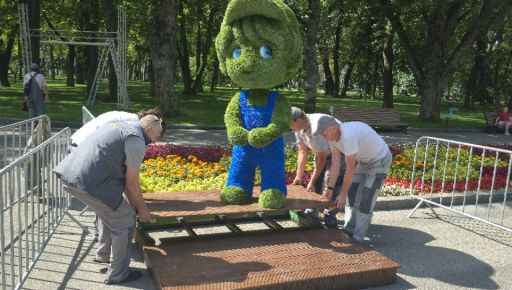 В саду Шевченко монтируют праздничные инсталляции ко Дню города (ФОТОФАКТ)