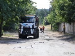 Под Харьковом взялись за разбитую дорогу: ремонтируют подъезд к Дергачам