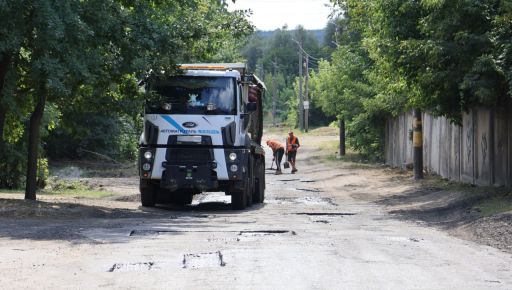 Под Харьковом взялись за разбитую дорогу: ремонтируют подъезд к Дергачам
