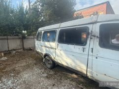 Росіяни вночі вдарили по Дергачах: пошкоджені авто та електромережа