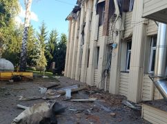 Оккупанты обстреляли поселковый совет в Золочеве Харьковской области, ранен человек: кадры с места