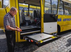 На Харківщині школярі отримали нові автобуси: яким громадам передадуть