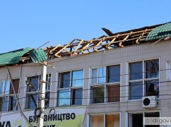 Россияне обстреляли громаду в пригороде Харькова: повреждены здание и авто
