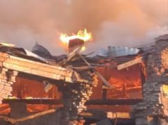 У центрі Золочева на Харківщині окупанти спалили будівлю колишньої райадміністрації: кадри з місця