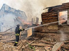 Спасатели показали, как тушили пожары после массированной атаки на Изюм