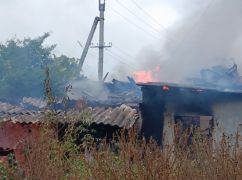В Дергачах дом сгорел после удара БПЛА: пожар не тушили