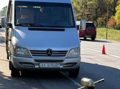 На Харківщині FPV-дрон атакував цивільний мікроавтобус із людьми