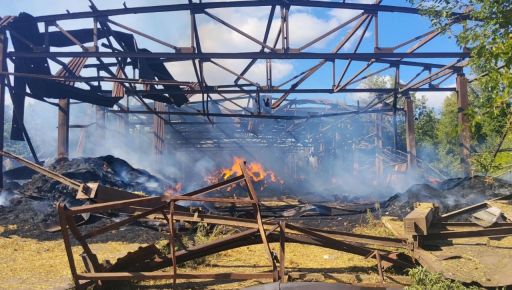 Ворог вдруге за тиждень ударив по підприємству на Харківщині: згоріли сотні тонн сіна та зерна