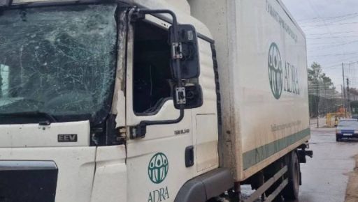 Росіяни вдарили по авто з гуманітарною допомогою на Харківщині
