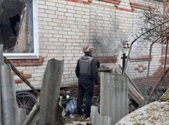 Росіяни вгатили дроном у стіну житлового будинку на Харківщині: кадри з місця
