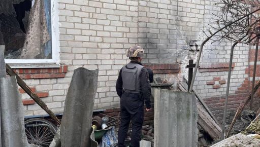 Росіяни вгатили дроном у стіну житлового будинку на Харківщині: кадри з місця