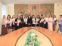 Виховали п&rsquo;ятьох і більше дітей: у Харкові звання "Мати-героїня" отримали 17 матерів