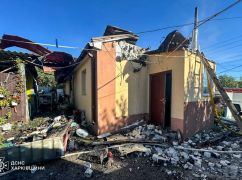 Біля Харкова FPV-дрон влучив у будинок: спалахнула пожежа