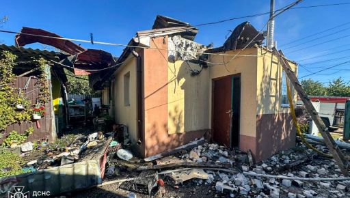 Возле Харькова FPV-дрон попал в дом: вспыхнул пожар