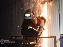 Росіяни вночі вдарили по цивільному підприємству у Харкові: кадри з місця