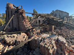 Российские дроны повредили склады, трактор и зерно в Харьковской области