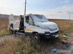 Российский дрон на оптоволокне ударил по мусоровозу возле Харькова: два человека &ndash; в больнице