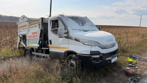 Российский дрон на оптоволокне ударил по мусоровозу возле Харькова: два человека &ndash; в больнице