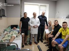 Клименко наградил спасателя из футбольного клуба Харьковщины, который попал под повторный обстрел РФ