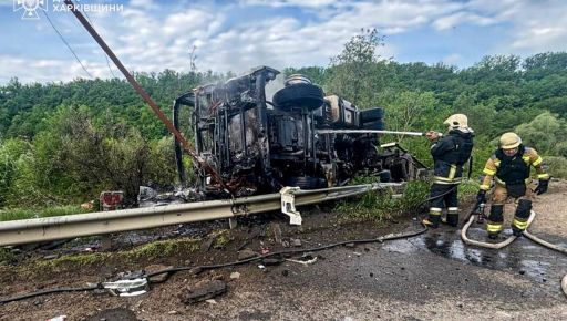На кільцевій дорозі Харкова після обстрілу фури росіяни повторно вдарили по машинах патрульних