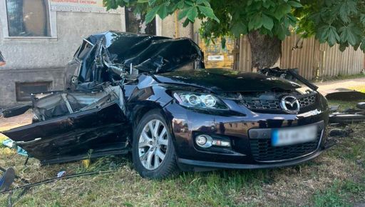 В Харьковской области пьяный водитель вылетел на встречную полосу и врезался в дерево: двое погибших