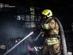 В Харькове вспыхнули торговые павильоны: кадры с места