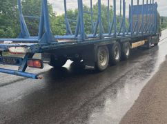 На трасі Київ - Харків автобус після дощу влетів у фуру: кадри автотрощі