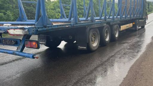 На трасі Київ - Харків автобус після дощу влетів у фуру: кадри автотрощі