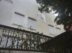 На здании генконсульства РФ в Харькове закрыли русский герб