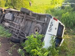 В Харьковской области микроавтобус со школьниками вылетел в кювет: пять человек получили травмы