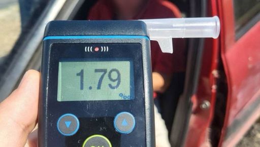 У Харкові п'яний водій протаранив світлофор: кадри з місця
