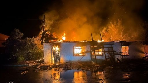 Російський дрон влучив у гараж на Харківщині: кадри пожежі