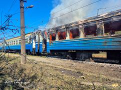 Спасатели погасили два вагона электропоезда после удара РФ в Харьковской области