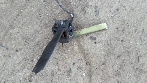 Российский FPV-дрон попал в дом на Харьковщине: повреждена крыша
