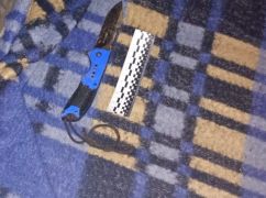 В Харьковской области мужчина ударил знакомого ножом в спину: что известно