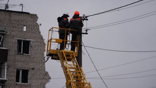 Четыре бригады работают над восстановлением света в Изюме после атаки РФ