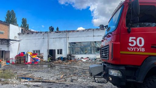 Росіяни вдарили по Чугуєву ракетою: на підприємстві спалахнула пожежа