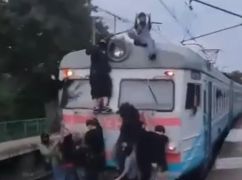 Дети ехали на электричке: в Харьковской области полиция остановила опасный "зацепинг"